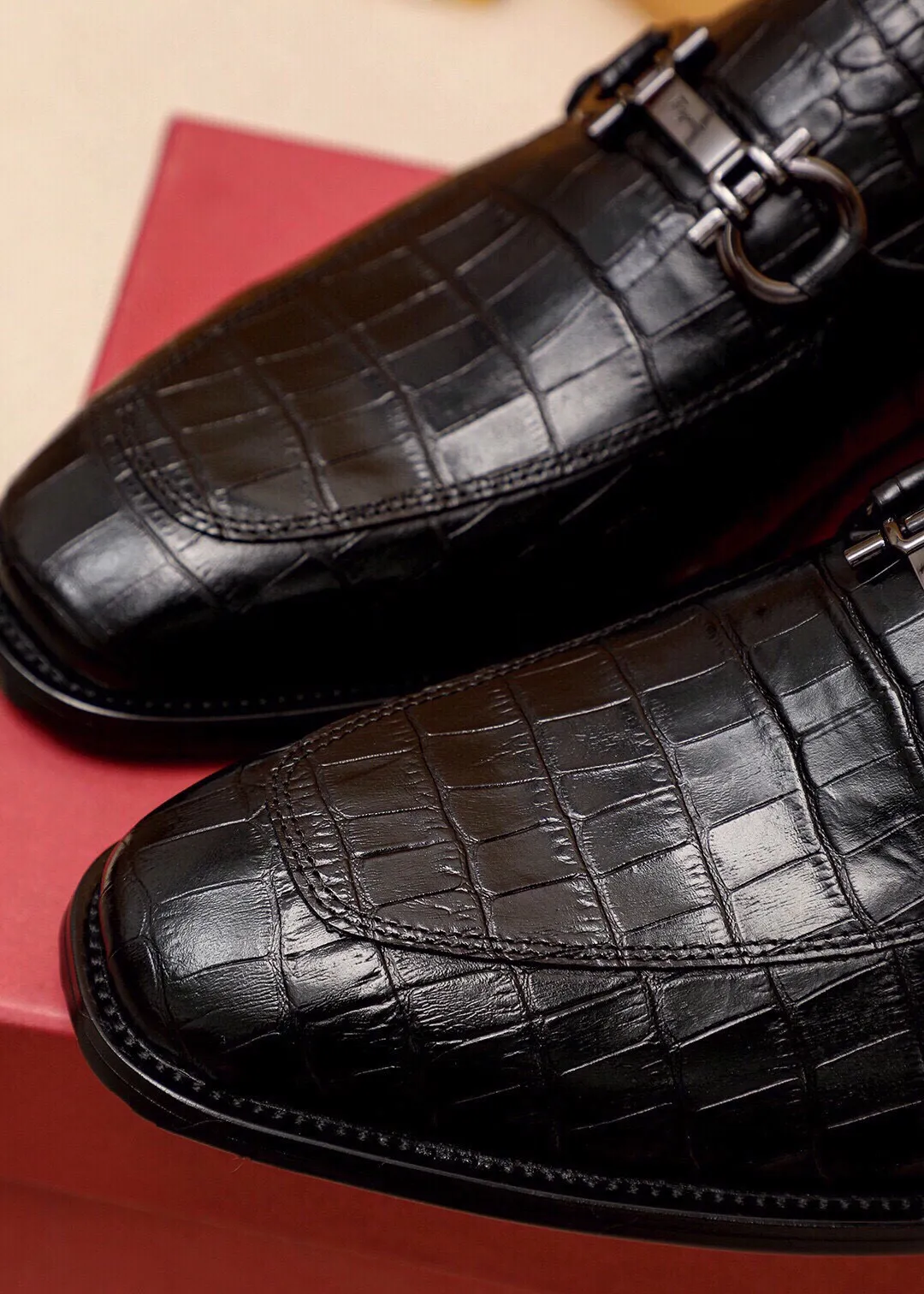 Men's shoes 💰460 💐 Product trademark: Ferragamo "Ferragamo" casual leather shoes Regular size: 38-44 (custom-made at 45.46.47🉑️) Product materials: Selected imported first-layer calfskin embossed upper + original hardware buckle, imported water-dyed cow leather lining. Strong three-dimensional visual effect, combined outsole Color: 2⃣️colors available